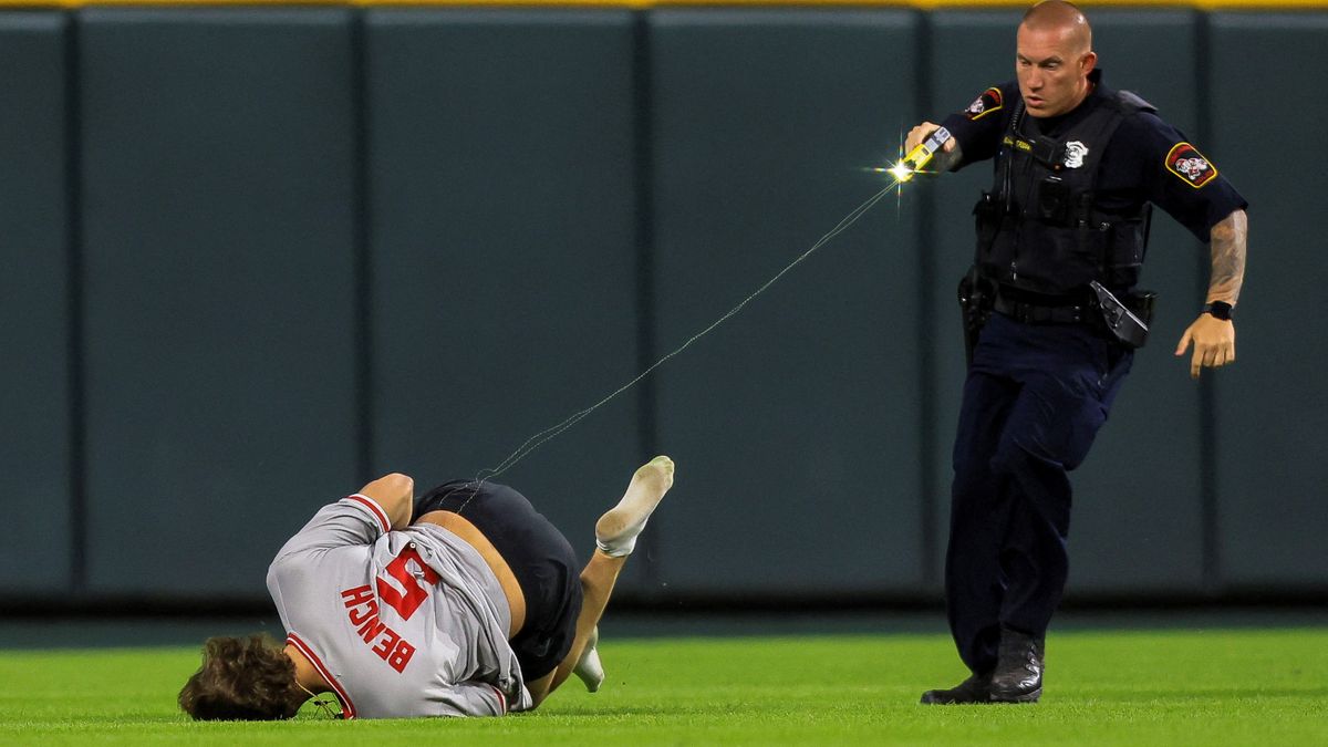 【MLB】球場に男が乱入するハプニング　宙返りで翻弄も警官がテーザー銃で撃退