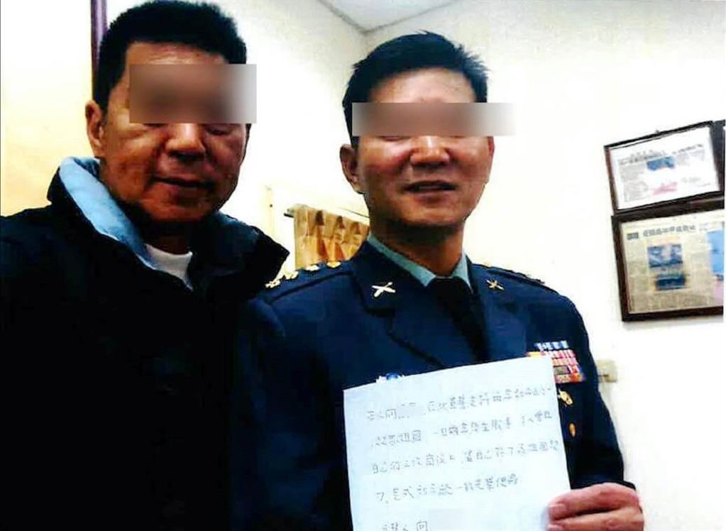 「降伏承諾書」を持ち笑顔で写真に収まる台湾軍の大佐（右）（提供：台湾高雄地方検察署）