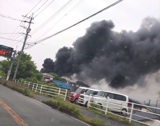 【速報】立ち上る黒煙「スクラップ置き場が燃えている」北九州市八幡西区で火災