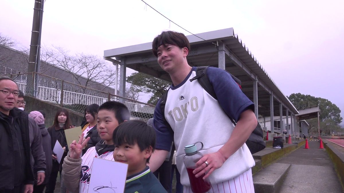 ヤクルト・木澤尚文「計算もして・・」寒空のキャンプも気合の半袖　ファンから「寒くないですか」に本音漏らす