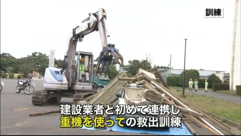 茨城県警　Ｍ９地震想定、重機使い防災訓練