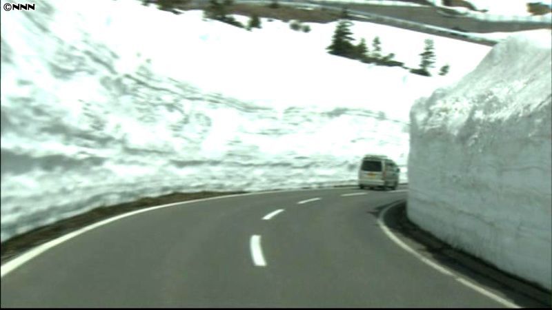 志賀草津高原ルート開通　雪の回廊を満喫