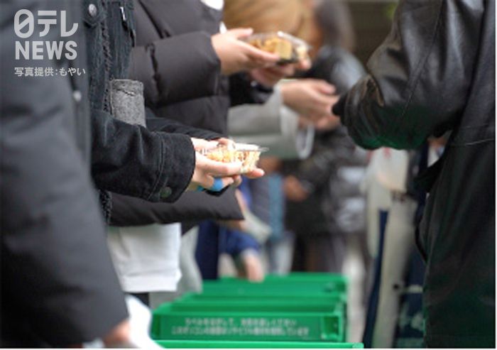 雨の西新宿で食料配布　過去最多１７７人