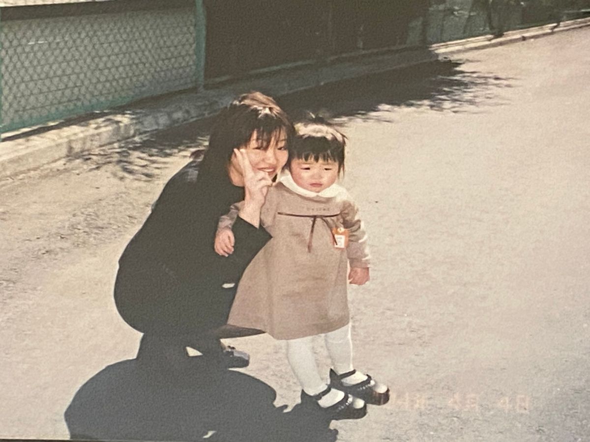 ２歳の中澤希公さん（右）と母　本人提供