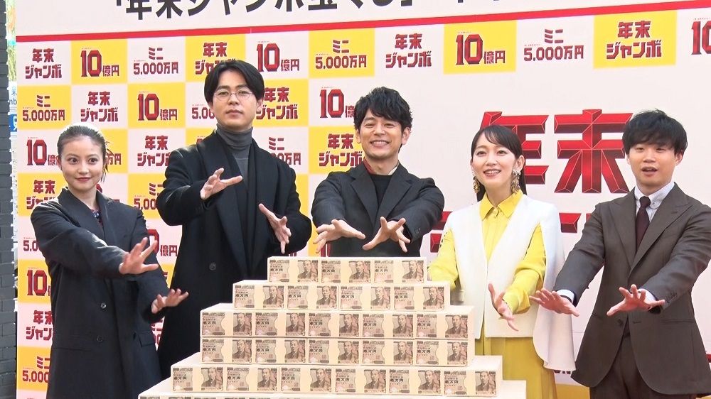 （左から）今田美桜さん、成田凌さん、妻夫木聡さん、吉岡里帆さん、矢本悠馬さん