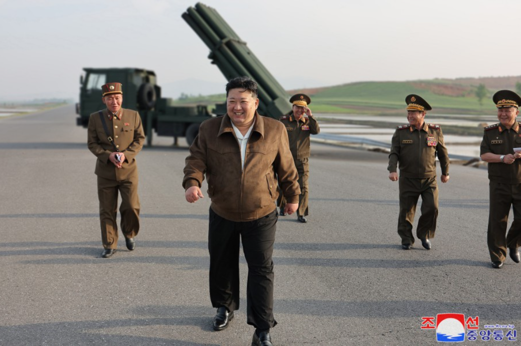 北朝鮮　新たなロケット砲の試験発射　金正恩総書記が立ち会い
