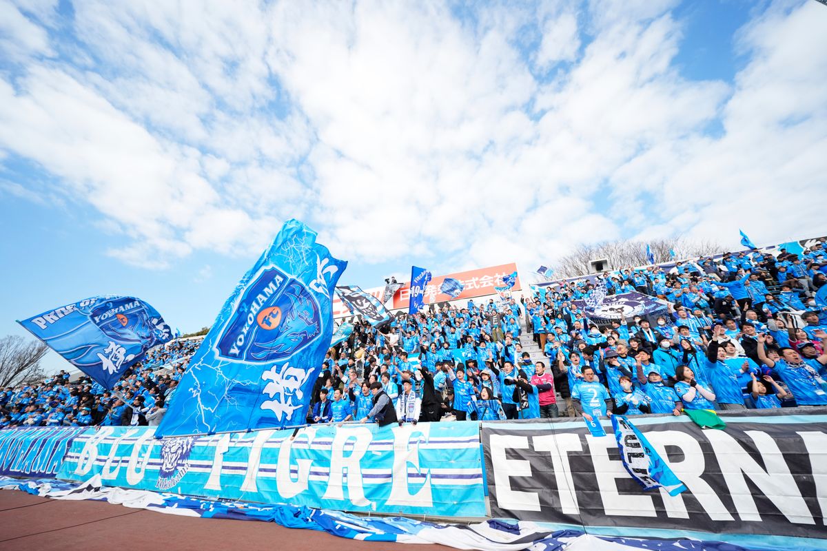 サッカーJ1横浜FC「クラブの存在価値そのものを脅かすもの」サポ2名が“違反行為”で入場禁止処分へ　侮辱的内容のステッカーを貼る行為