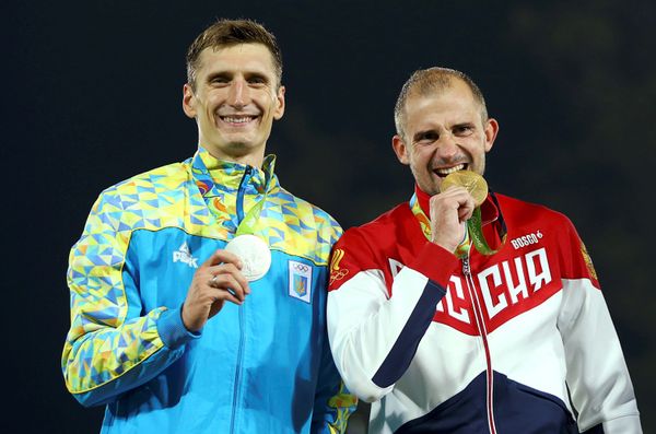 リオ五輪表彰台で笑顔を見せるロシアのレスン選手(右)とウクライナのティモシェンコ選手(左)