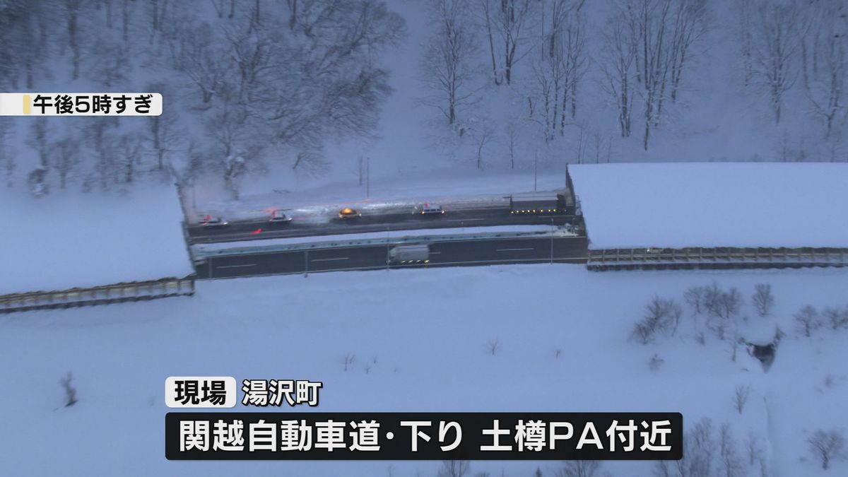 計１０台関与の事故で１人死亡１１人搬送 関越道 先頭車が雪でスリップか≪新潟≫