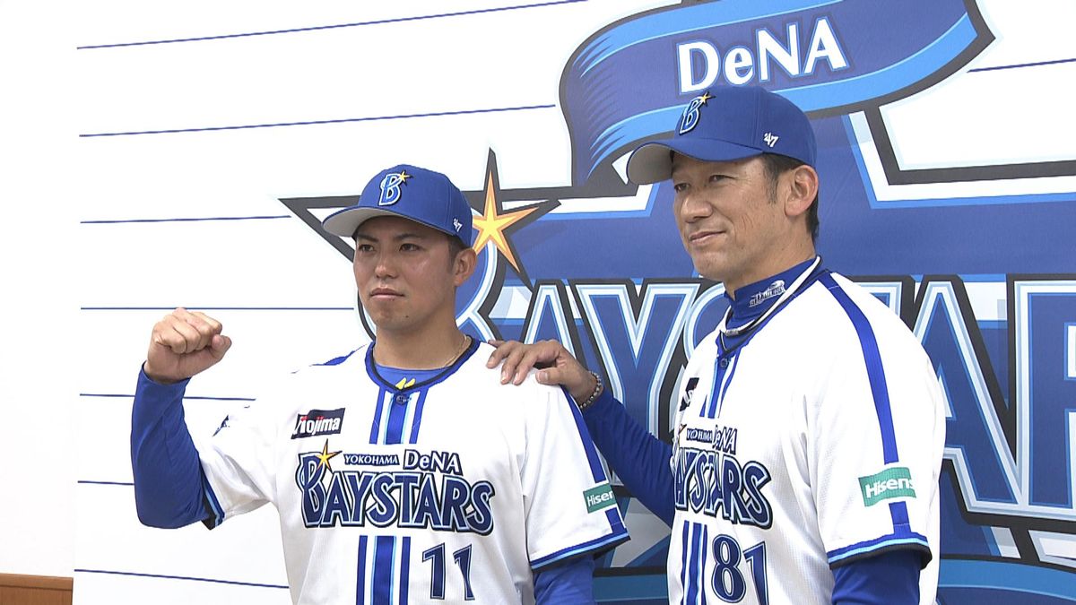 DeNAの東克樹投手(左)と三浦大輔監督(右)