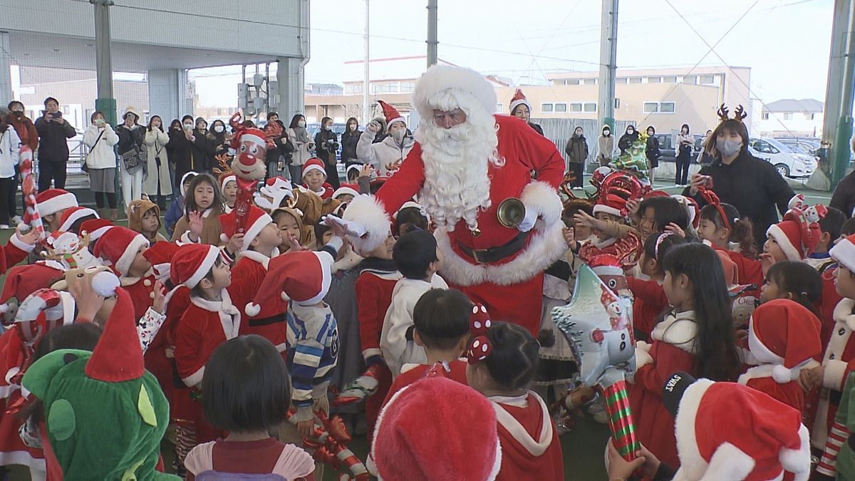 サンタクロースがサプライズ登場　園児に一足早いクリスマスプレゼント　大分