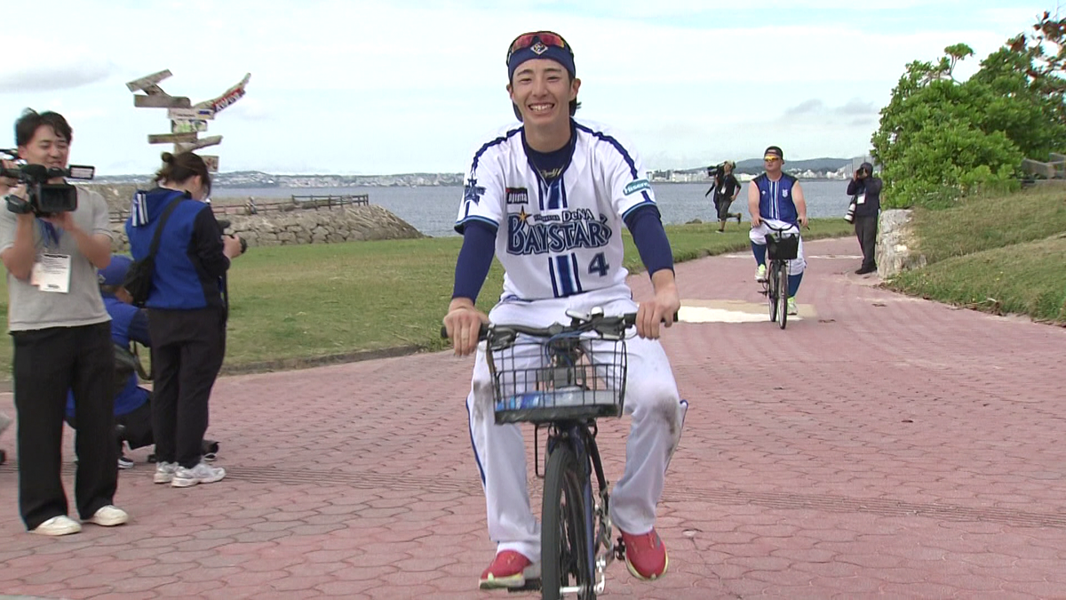 DeNAドラ1度会隆輝選手は、歌を口ずさみながら自転車で移動