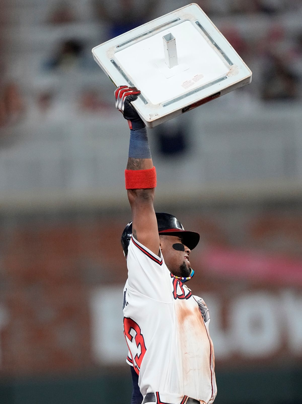 70盗塁を成功させ、ベースを持ち上げ喜びを表すアクーニャJr.選手(写真：AP/アフロ)