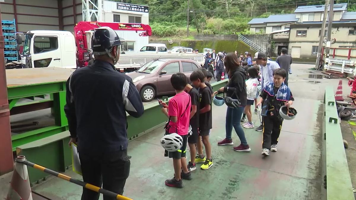 車の部品を取り外し解体する実演やユンボの乗車体験 子供が解体業について学ぶ【高知】