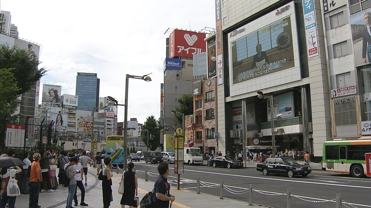 天皇だった上皇さまのビデオメッセージを見つめる人々 2016年8月8日 東京・新宿駅前