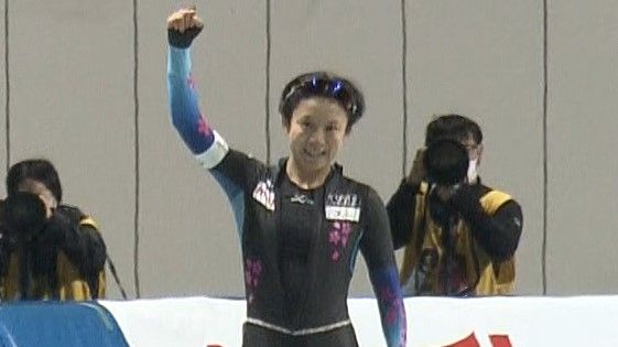 高木美帆　“姉のため”に特大ガッツポーズ　今季初戦圧巻のレースで優勝