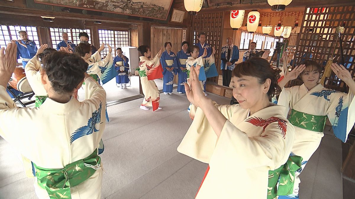 鶴崎踊「踊り初め」大会の成功を祈願して優雅な舞を神社に奉納　 大分