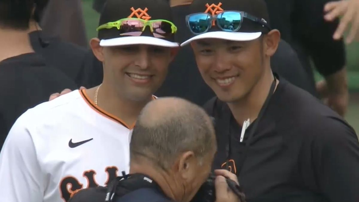 オドーア選手（左）、矢野謙次コーチが笑顔で写真撮影(画像:日テレジータス)