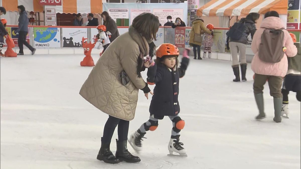 福井駅前ハピテラスにスケートリンク登場 観光客も楽しんで 年末年始も無休