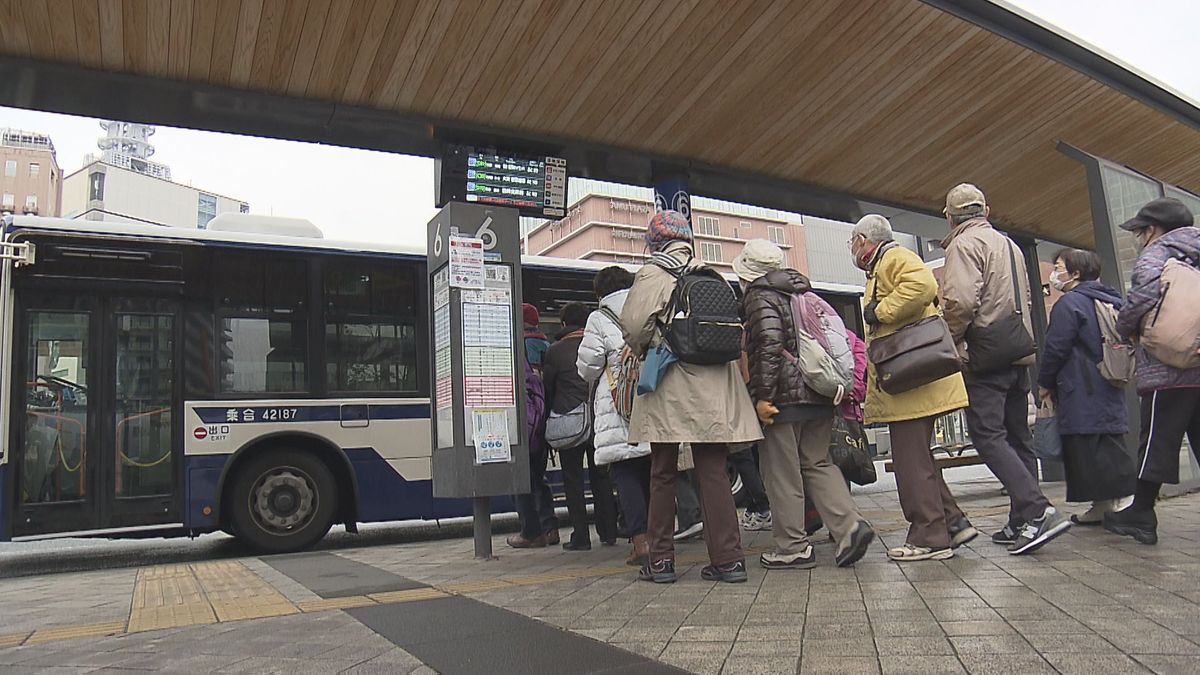 駅前のバス乗り場は行列「バス無料デー」　減少する路線バスの利用客増へ　大分