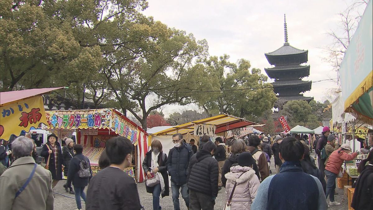 「毎年ここで買います」「心はほかほか」世界遺産の寺で今年最後の縁日『終い弘法』　京都・東寺