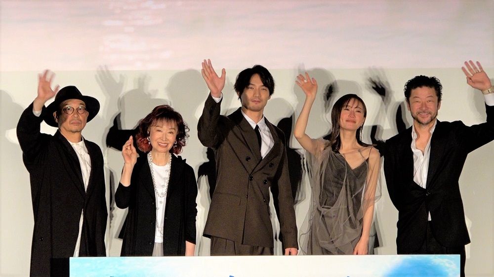 （左から）大森立嗣監督、三田佳子さん、福士蒼汰さん、松本まりかさん、浅野忠信さん