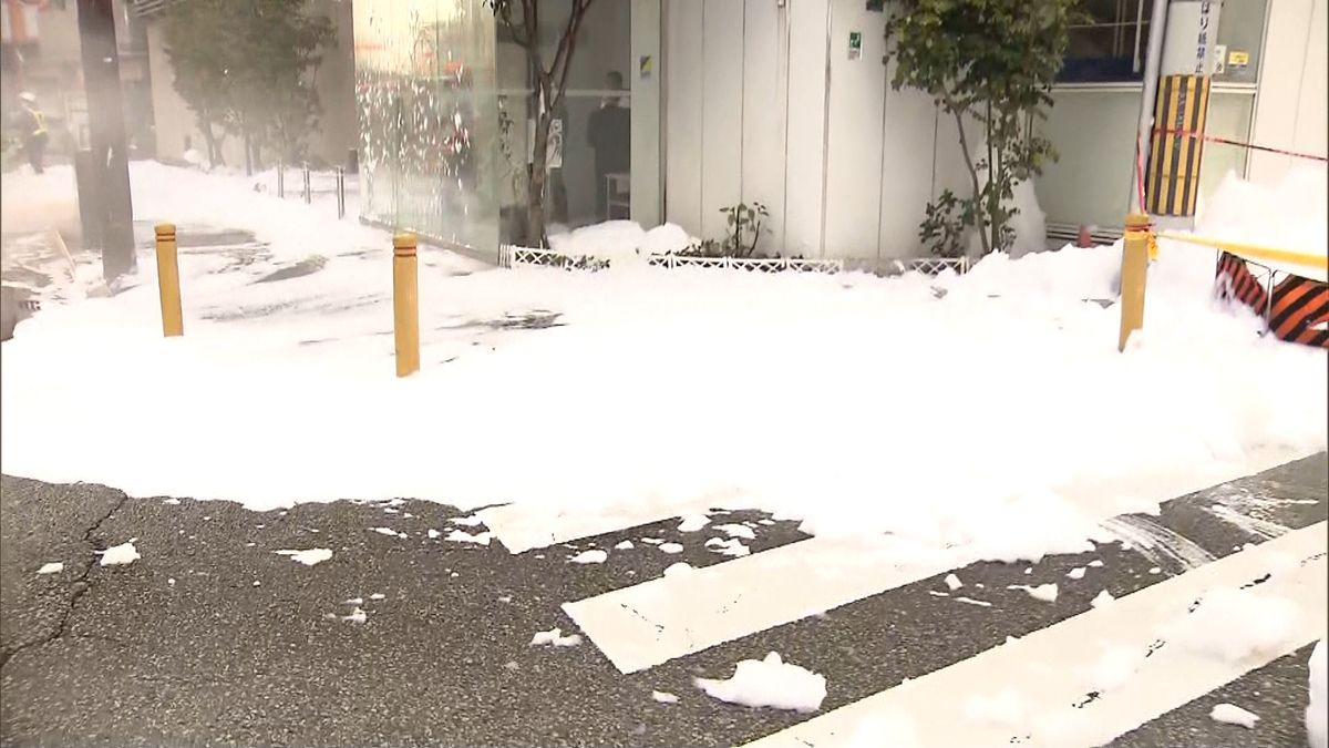 トラック接触…道路に消火剤あふれる　大阪