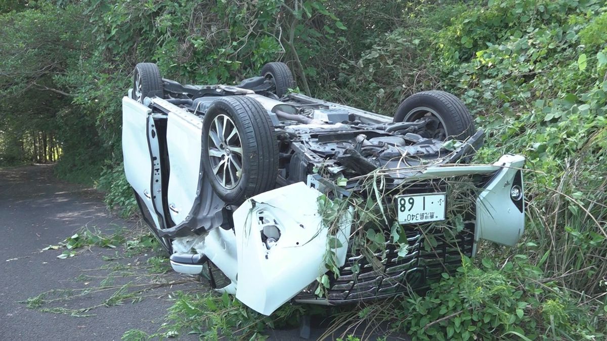 車が約10メートルの崖下に転落 運転の男性病院に搬送