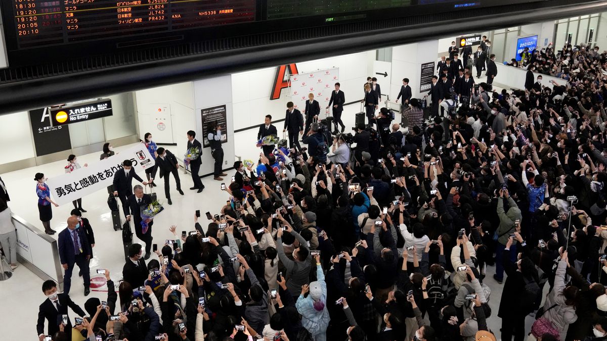 帰国時には多くのサポーターが空港に押し寄せた(写真：AP/アフロ)