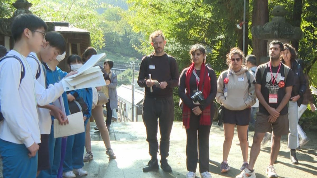 山形ドキュメンタリー映画祭の映画監督らを中学生が英語を使って山寺で案内