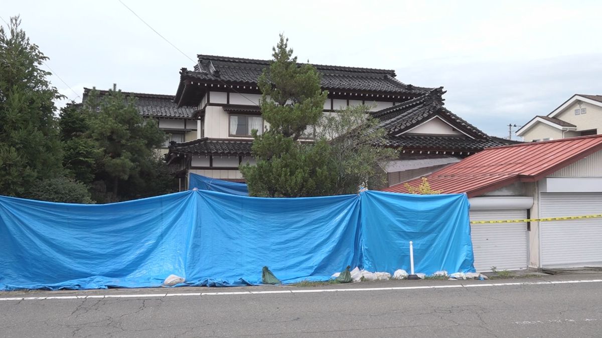 三川町の一人暮らしの90歳女性殺害　遺体発見から2週間余り　鑑識作業続く