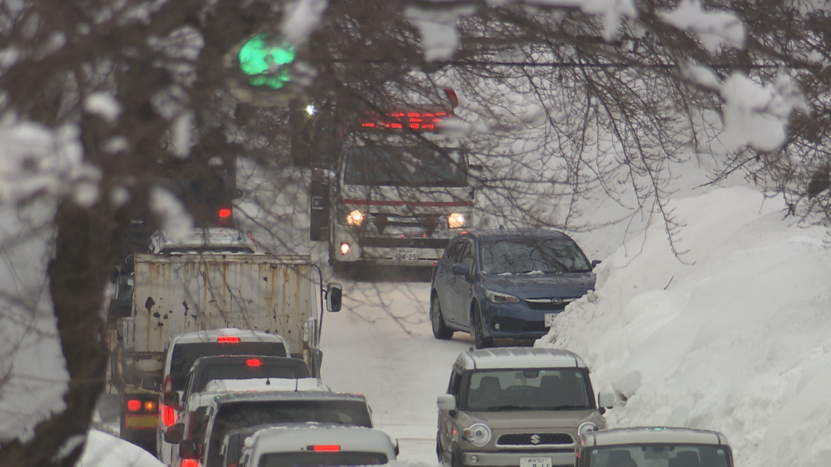 【速報】豪雪受けむつ市から排雪用トラックを派遣　青森県がマッチングで黒石市・青森市へ