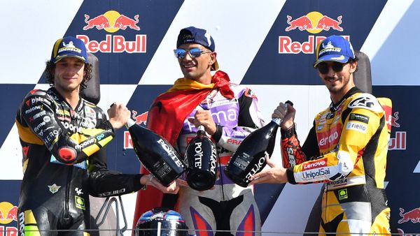 MotoGPクラス表彰台。左から2位のベッツェッキ選手、優勝のマルティン選手、3位のバニャイア選手（写真：ロイター/アフロ）