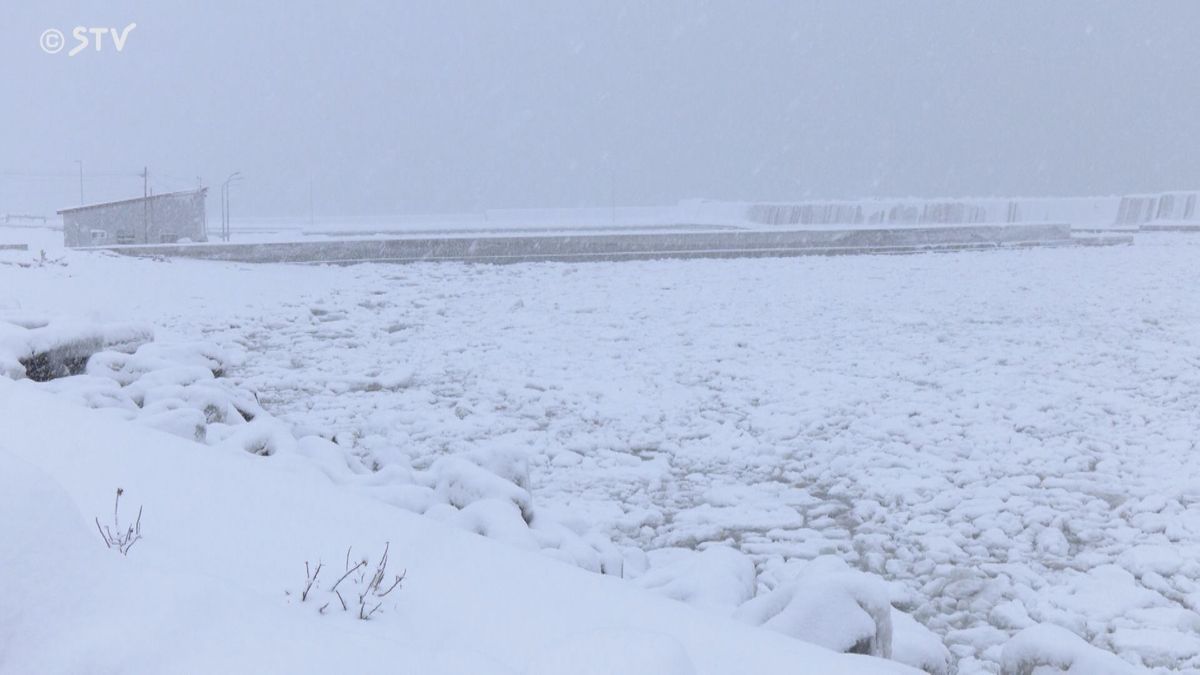 流氷の一部か　海岸を埋め尽くす真っ白の氷　もうすぐ流氷観光本格化　北海道雄武町