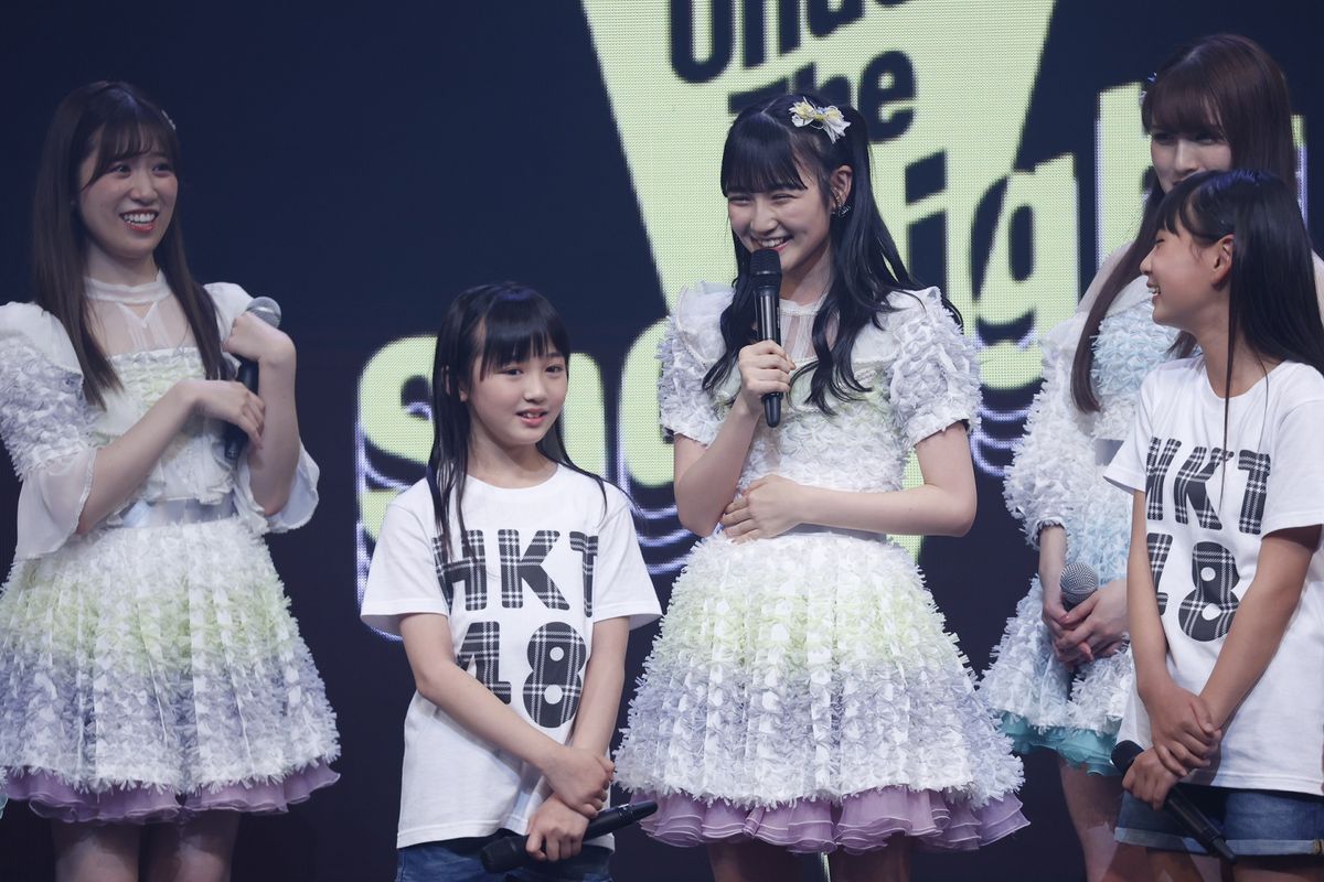 HKT48の最年少・6期生の石松結菜さん・10歳 (左から2番目) (C)Mercury