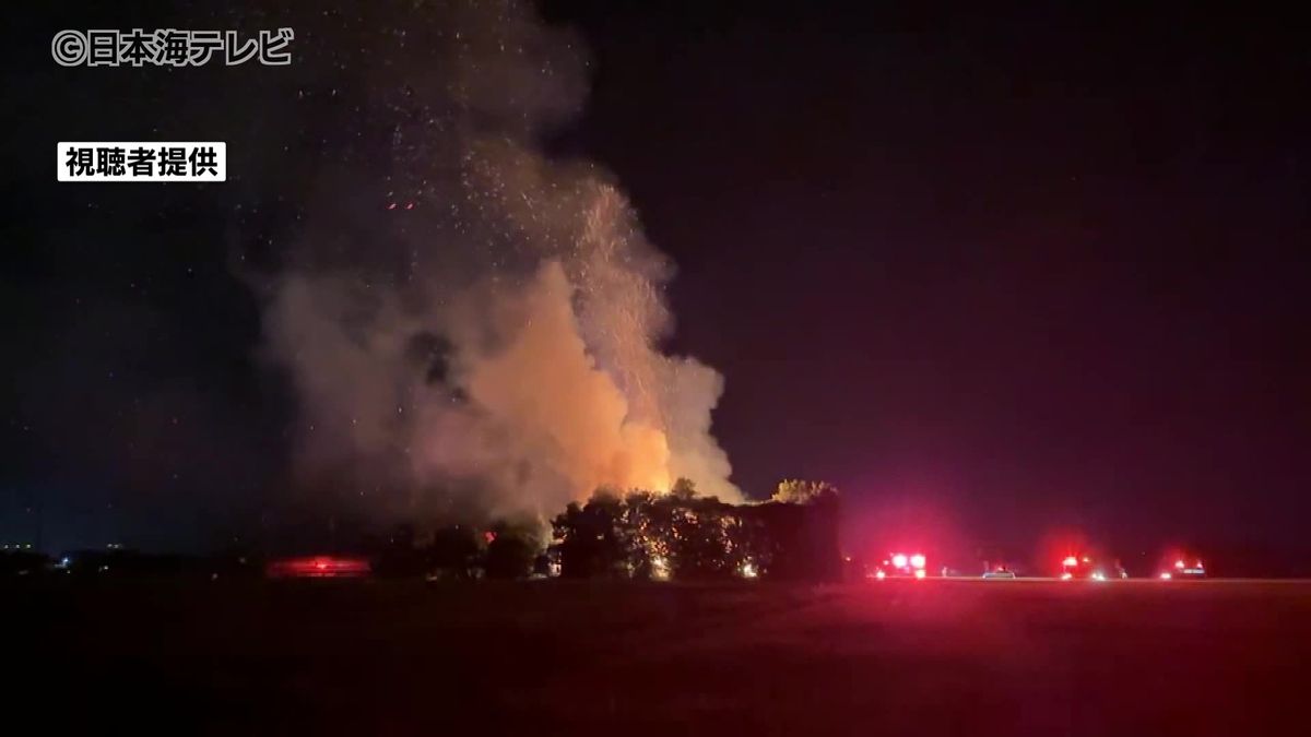 「炎が上がっている…」　住宅一棟が全焼　消火活動を行った住民の男性(89)が軽い火傷　島根県出雲市