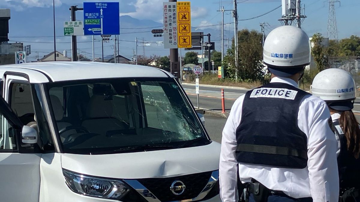 81歳の軽乗用車が自転車はねる 男性が脳挫傷の重傷 県道交差点の横断歩道上 山梨