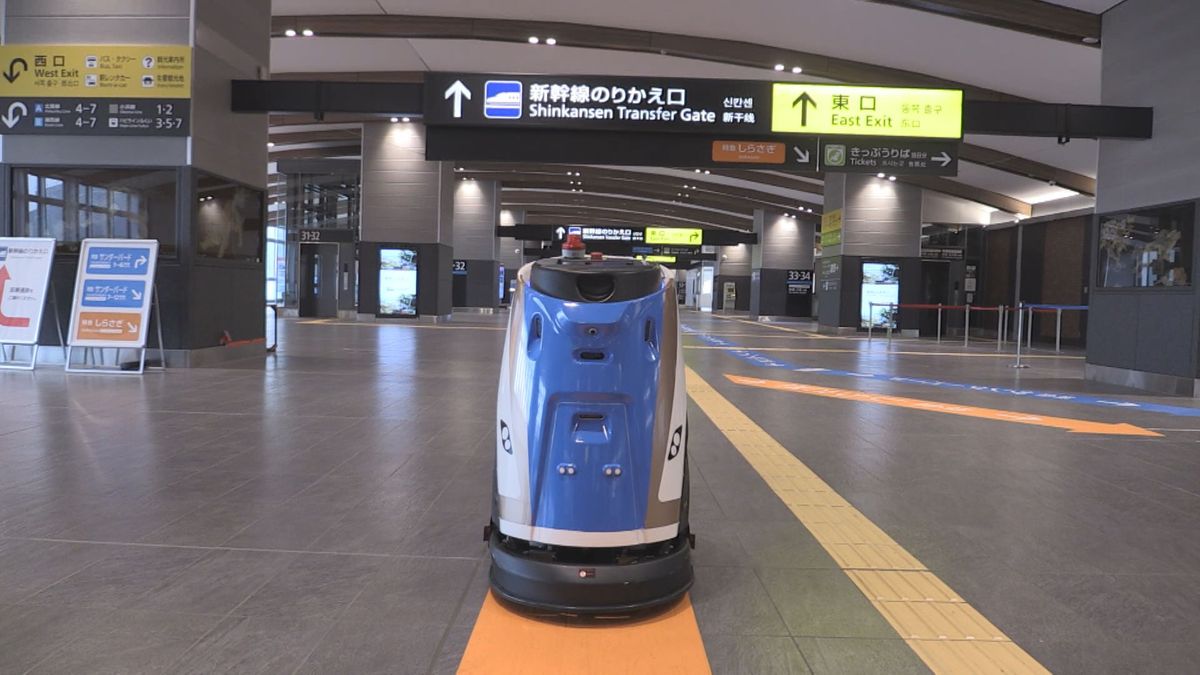 巨大駅舎で掃除の助っ人にW7顔のロボット登場 人手不足に苦しむ清掃業をサポート