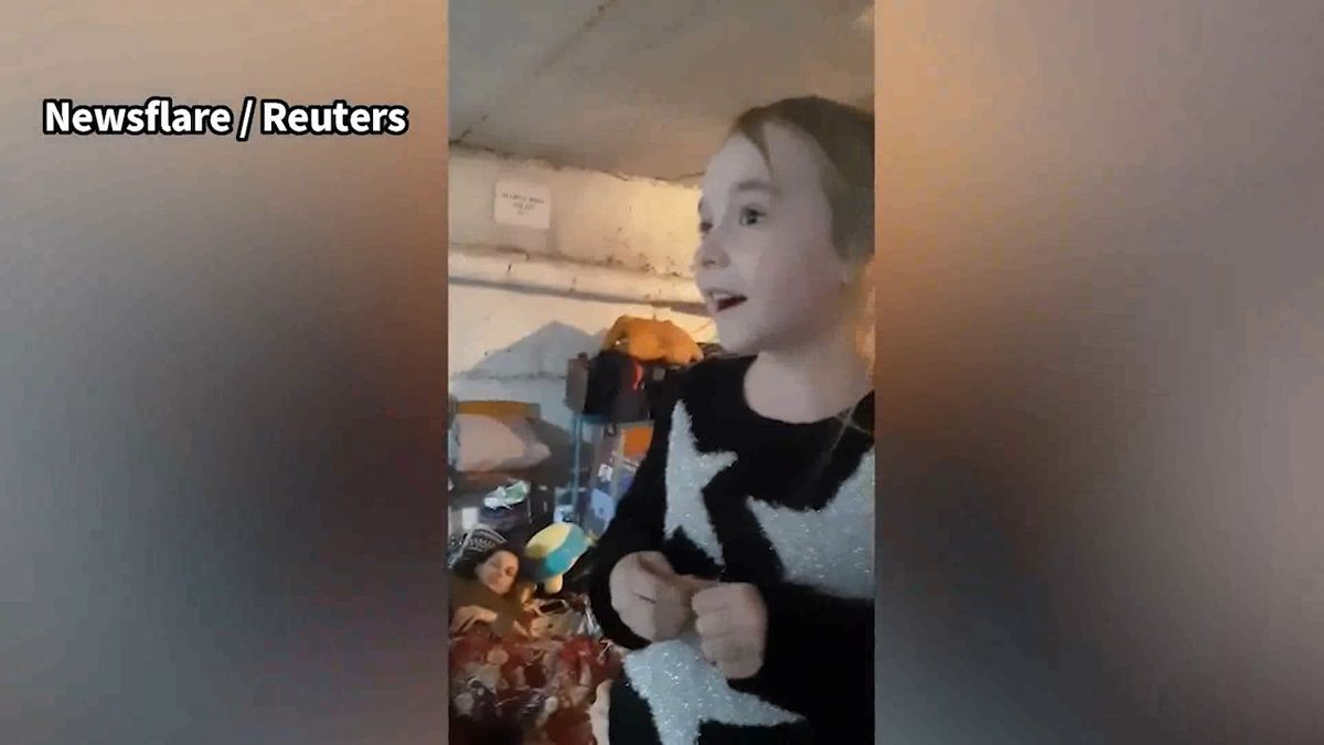 【動画】ウクライナの防空壕で「アナ雪」主題歌を歌い避難者を励ました“1人の少女”とは？