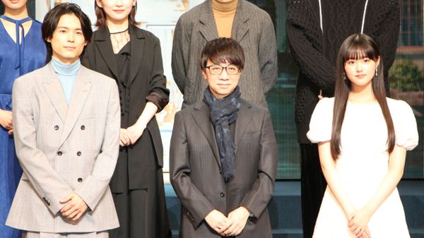 会見に出席した（左から）松村さん、新海監督、原菜乃華さん