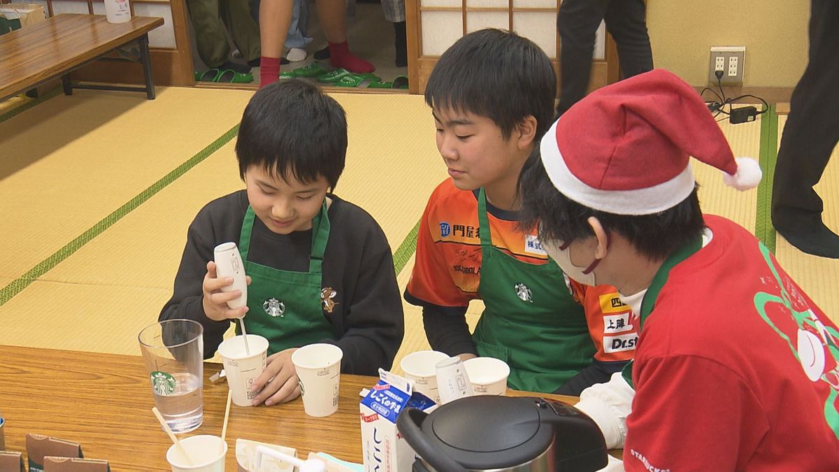 子ども食堂でスタバのバリスタ体験 クリスマスに特別なひとときをプレゼント