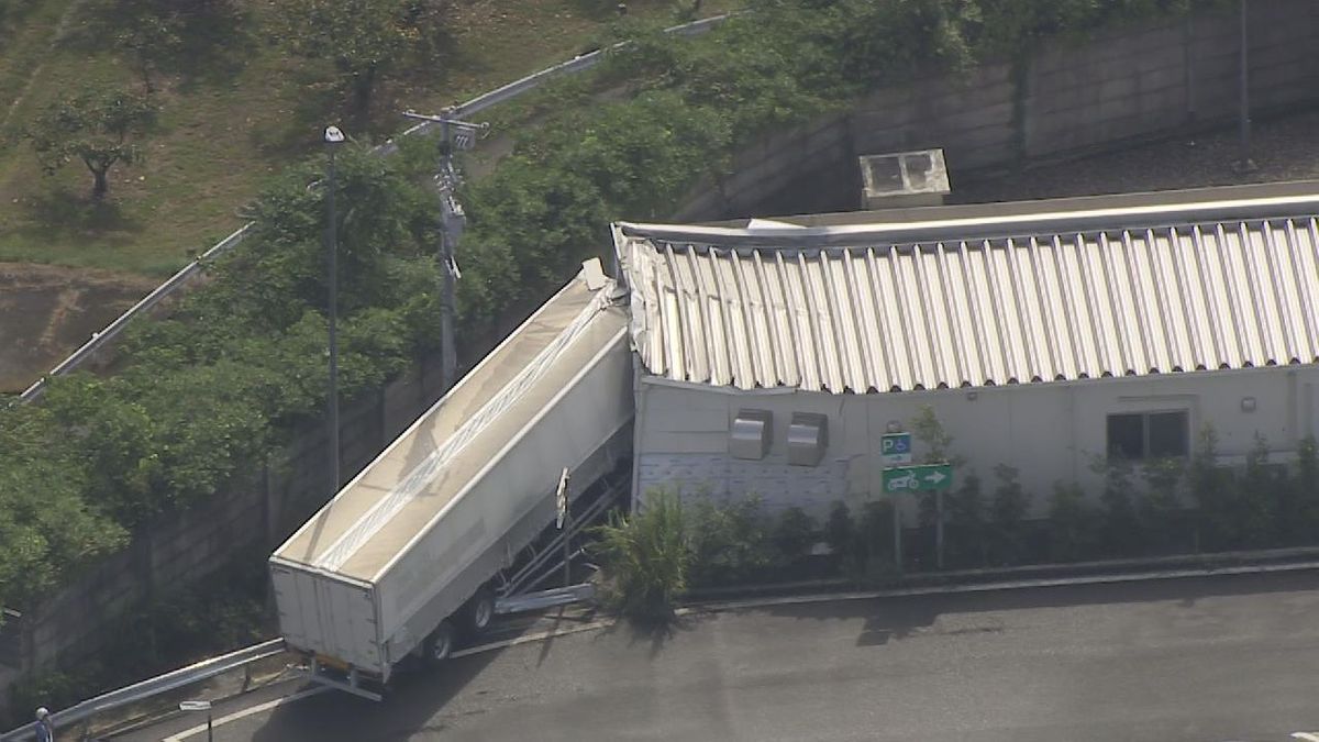 東名高速・豊橋ＰＡで大型トラックが建物に突っ込む　「脇見してぶつかった」運転手が頭にけがをして病院搬送　他にけが人なし　事故の影響でＰＡが封鎖(7日午後4時現在)