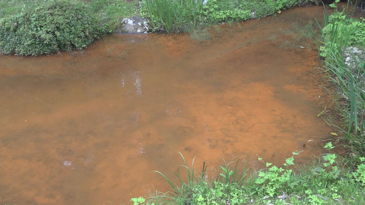 なぜ？「川がオレンジに」 通報相次ぐ 県が原因調査に乗り出す 山梨・甲州市