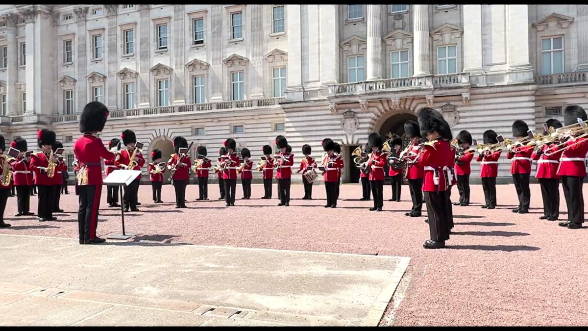 両陛下訪問受け　バッキンガム宮殿の衛兵交代式で緑黄色社会の「Mela!」が演奏される