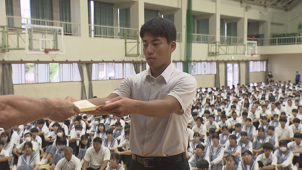 早くも2学期スタート　一部の高校で始業式　大分舞鶴ではIHテニスで優勝した松永朔太郎さんに表彰状