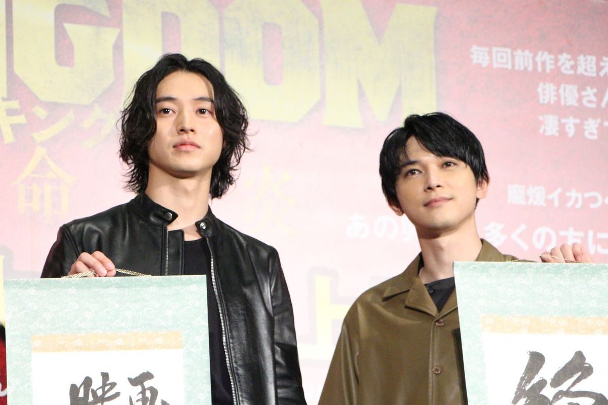 （左から）山﨑賢人さん、吉沢亮さん