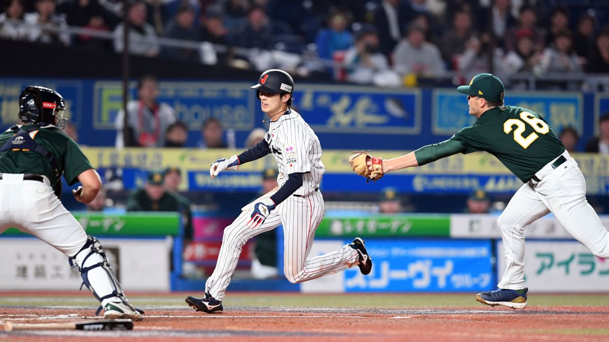 2019年のプレミア12・オーストラリア戦でホームに生還する周東佑京選手(写真：日刊スポーツ/アフロ)