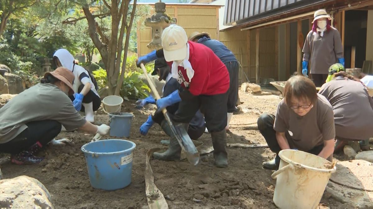 山形新幹線10日から全線運転再開へ　瀬見温泉の旅館では土砂の撤去作業に追われる