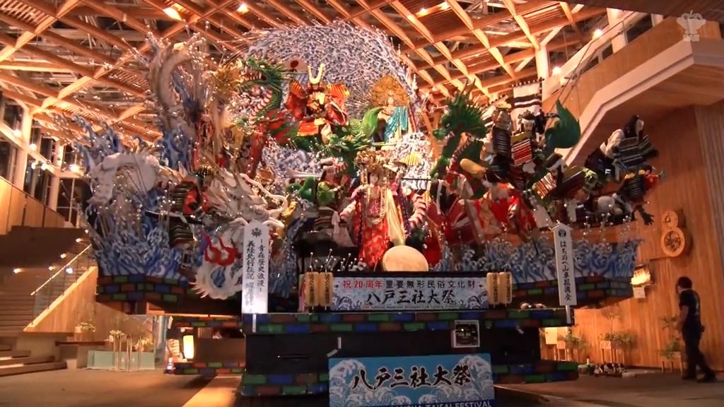 八戸三社大祭7月31日の開幕前に共同制作した移動型山車を展示　八戸市