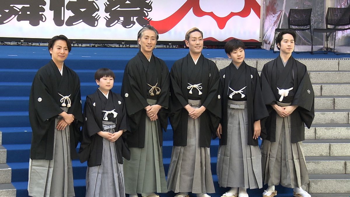 （左から）中村鶴松さん、中村長三郎さん、中村七之助さん、中村勘九郎さん、中村勘太郎さん、中村虎之介さん